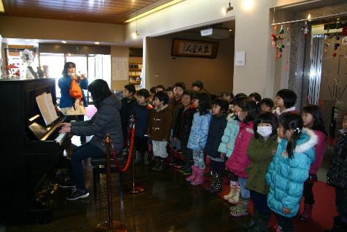 ３月３日はひなまつり　赤湯幼稚園児が雛人形を見物に来館