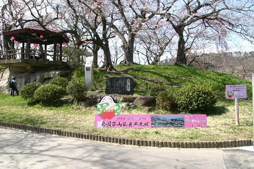 烏帽子山公園の桜は？　　記念館の庭のアーモンドの花が見事にさいています。