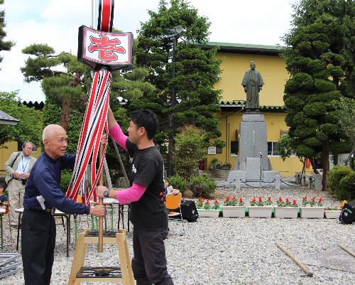 春まつりが終わる！　　七一登梯組に纏を寄贈　山口姿（しな）さんのミニライブも