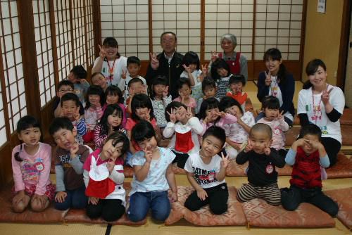 幼い子ども達が論語を素読　漆山ふたば保育園が来館