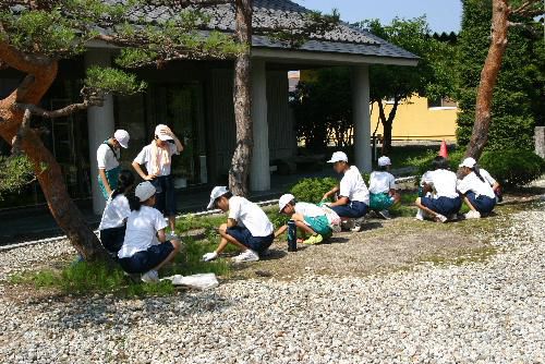 ありがとう　赤湯小中学生が合同ボランティアで記念館の庭の除草