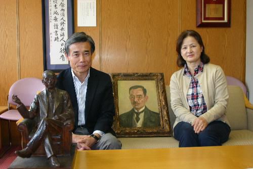 「結城豊太郎先生の木像と肖像画」が木村権四郎氏の子孫から寄贈