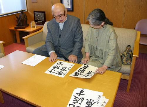 今年も秋まつり書道展を開催　審査が終わる