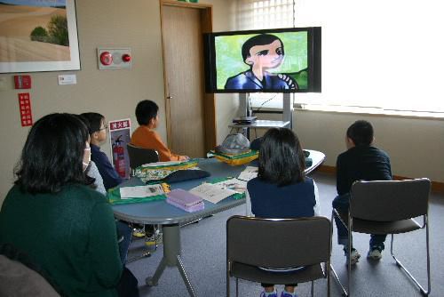 小さな来館者　小学校の児童５名が社会科見学