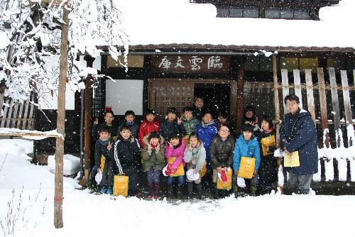 ついに雪が積もりました。見学の来館の漆山小学校の児童も寒そう