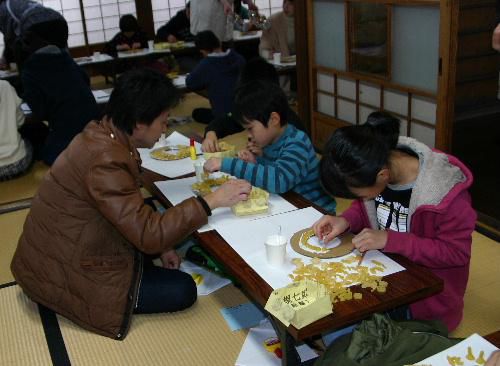 マカロニでリースづくり　今年度最後の土曜自由塾