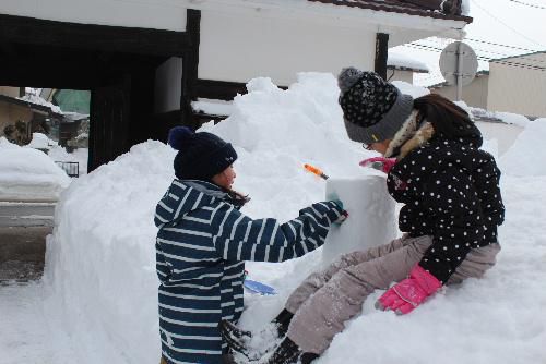 冬まつりを迎えるために小学生がスノウランタンづくり