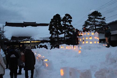 記念館冬まつりが開幕　雪灯籠に点灯