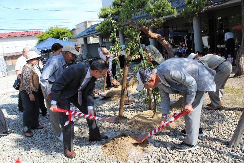 賑やかにささやかに春まつり　赤湯幼稚園児も歌を披露