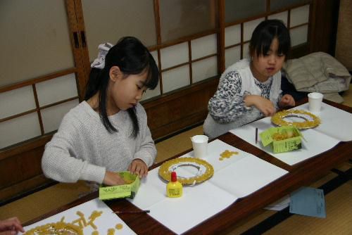 まもなくクリスマス　マカロニでリースづくり　とってもステキにできました　記念館土曜自由塾