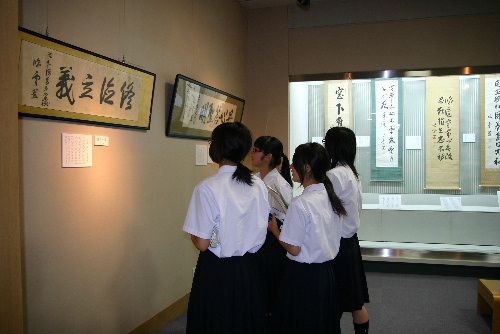 真剣な見学 ―高校書道研修会―