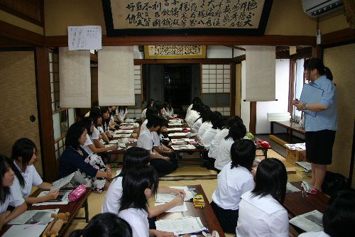 結城先生の書に囲まれて ―置賜地区高校書道部研修会―