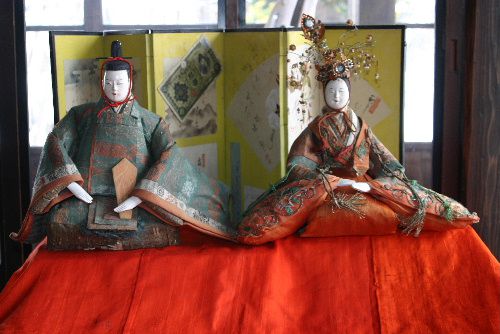 歴史を感じさせる雛人形