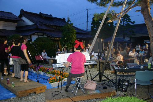 昨年に引き続いてディンプルディンプルが出演