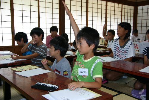 ピンと背筋を伸ばし、まっすぐに手をあげて