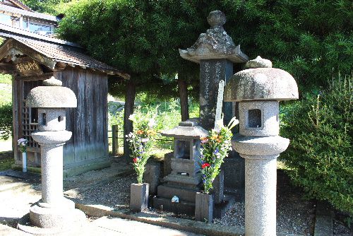 墓前に誓うふるさと南陽の発展