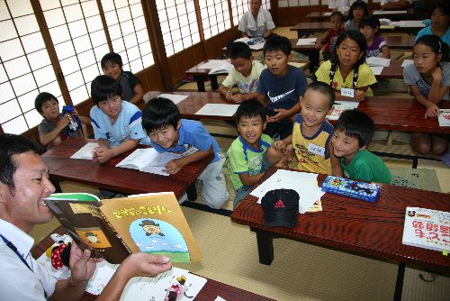 解説にふれた本の読み聞かせに真剣そのもの