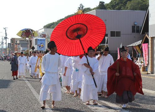 祭りを飾る神輿渡御