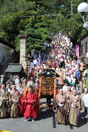 赤湯温泉ふるさと祭り開幕 600人の大集合写真