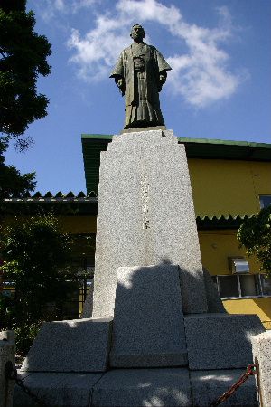 久しぶりに秋晴れ 銅像もくっきり