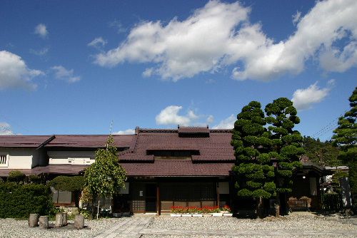 秋真っ盛り 臨雲文庫を包む白い雲 青い空