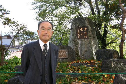 赤湯小学校庭の「学者如登山」の碑