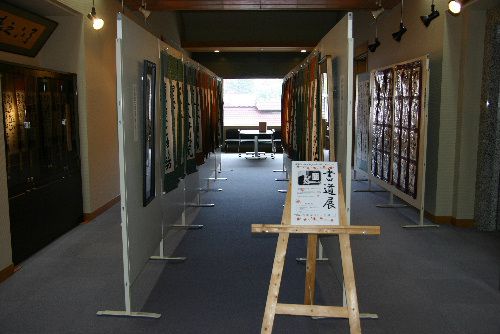 書道展は2階ロビー