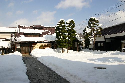 雪の空の合い間から陽が射してきました