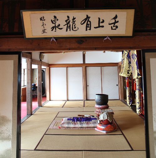結城先生揮毫の書が龍雲寺に