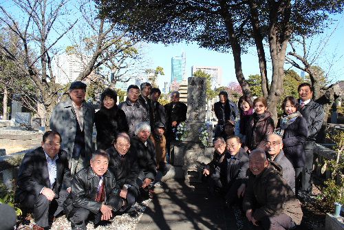 「失礼します」と墓前で記念写真