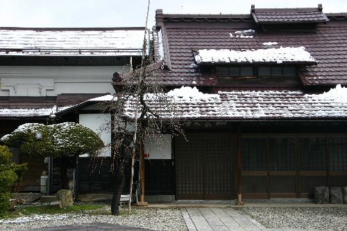 桜の開花がまもなくというのに赤湯は雪