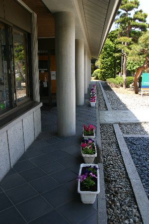 記念館を彩る花々