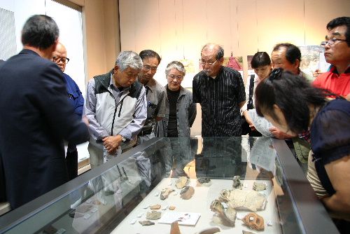 企画展示室で解説