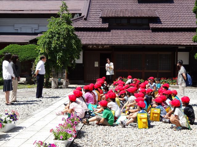 臨雲文庫の前で 結城豊太郎翁の遺徳を学ぶ