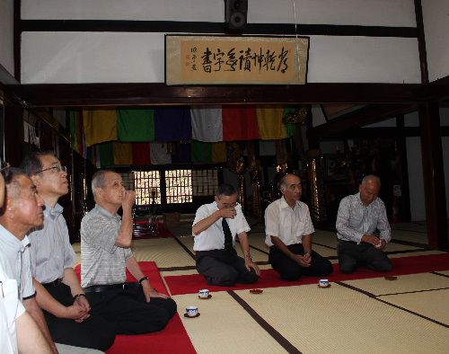 結城先生揮毫の書の前で