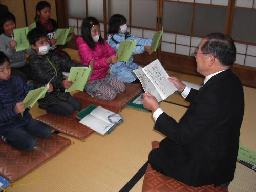 声高らかに論語の素読 荻小学校の3,4年生