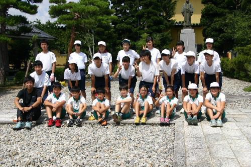 赤湯小中学校の児童生徒が記念館の庭の除草