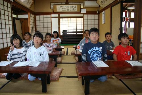 漆山小学校２年生１０名のかかわいい児童たちが来館　論語の素読の体験