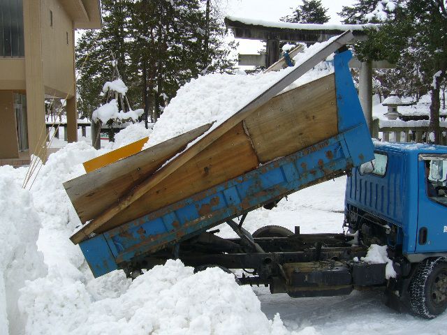〔平成20年の情報〕本日の作業　会場内に雪灯篭を作るための雪を運搬