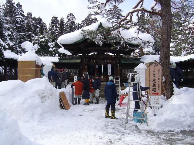 [平成20年の情報]第31回上杉雪灯篭まつり開催前日、製作作業