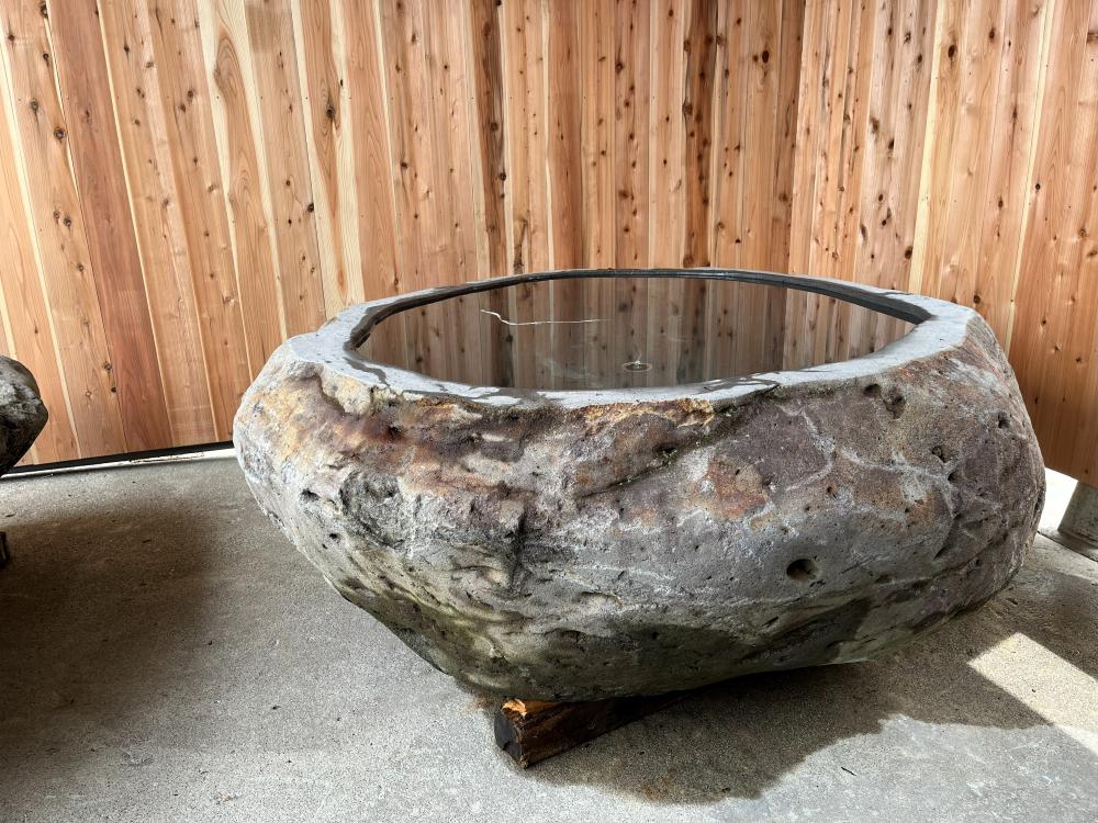 蔵王の石でつくった石風呂を県外の旅館へ納品しました