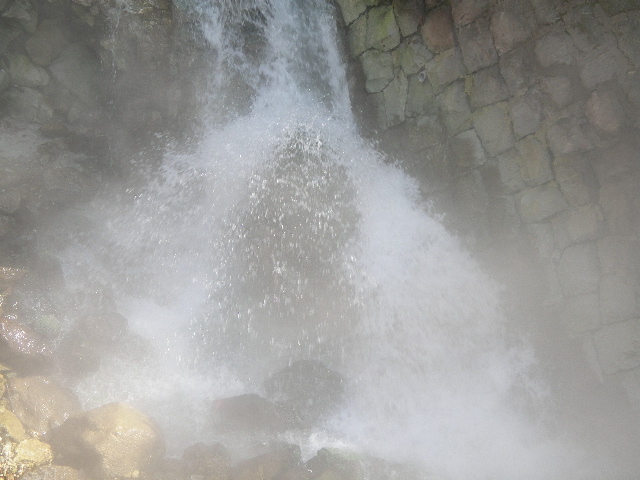 酢川からは温泉の湯気がたっています