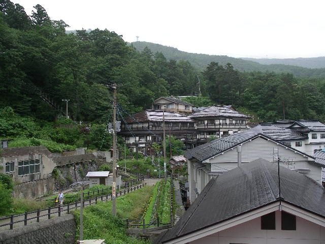 堺屋旅館から蔵王温泉街を望む