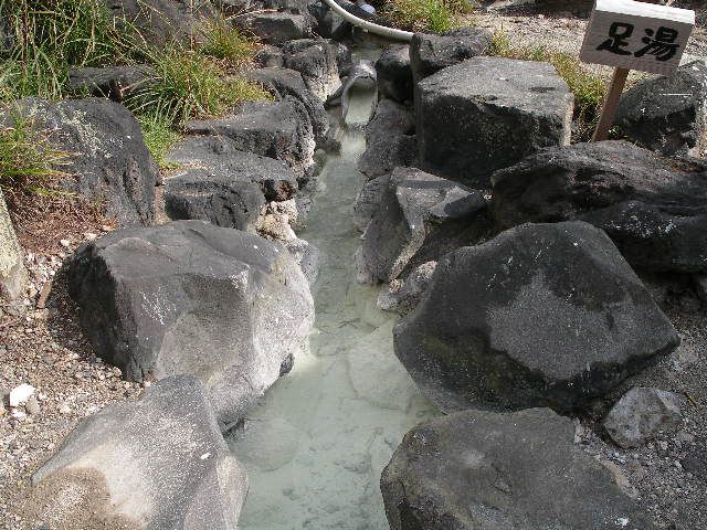野趣あふれる《足湯》酢川神社の階段口
