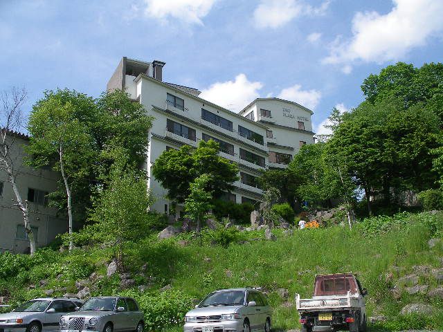 酸川温泉神社の門前脇道から見た蔵王プラザホテル