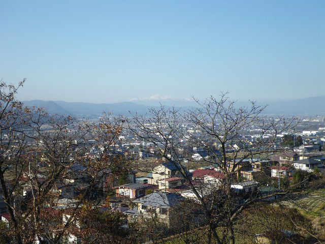 蔵王上野から望む山形市と月山