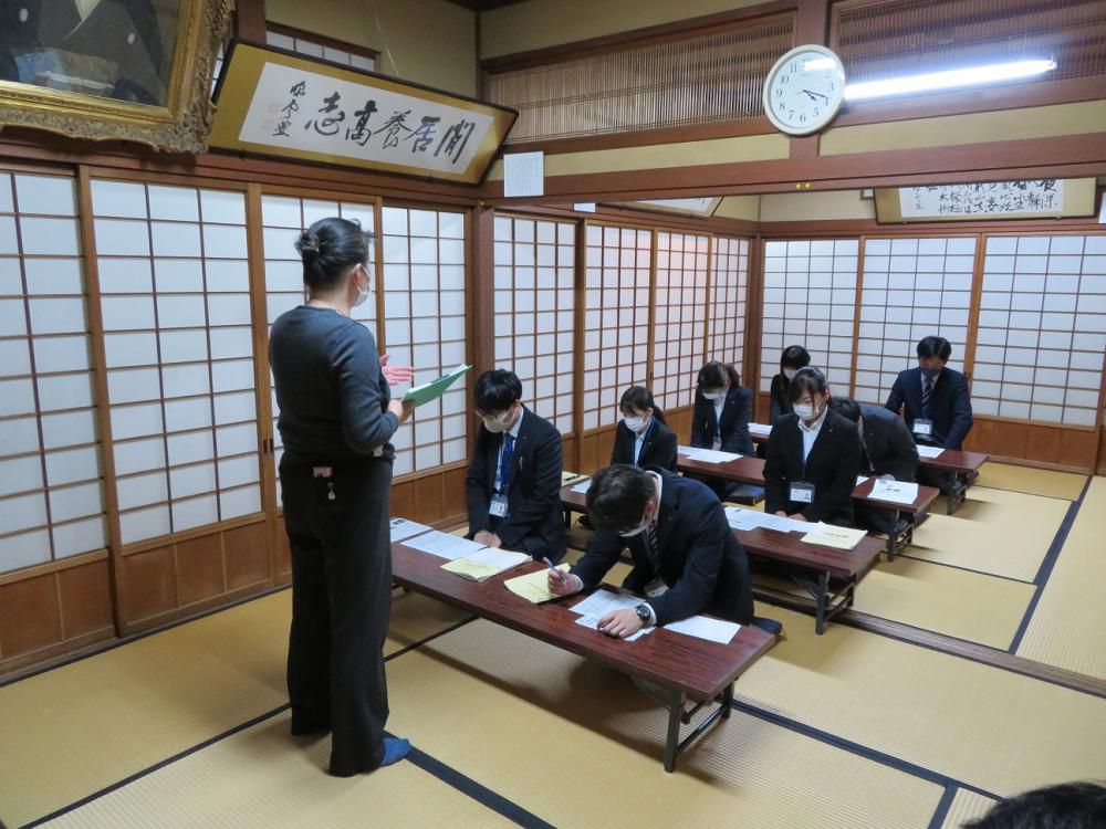 令和2年度新規採用職員の方々が来館されました。