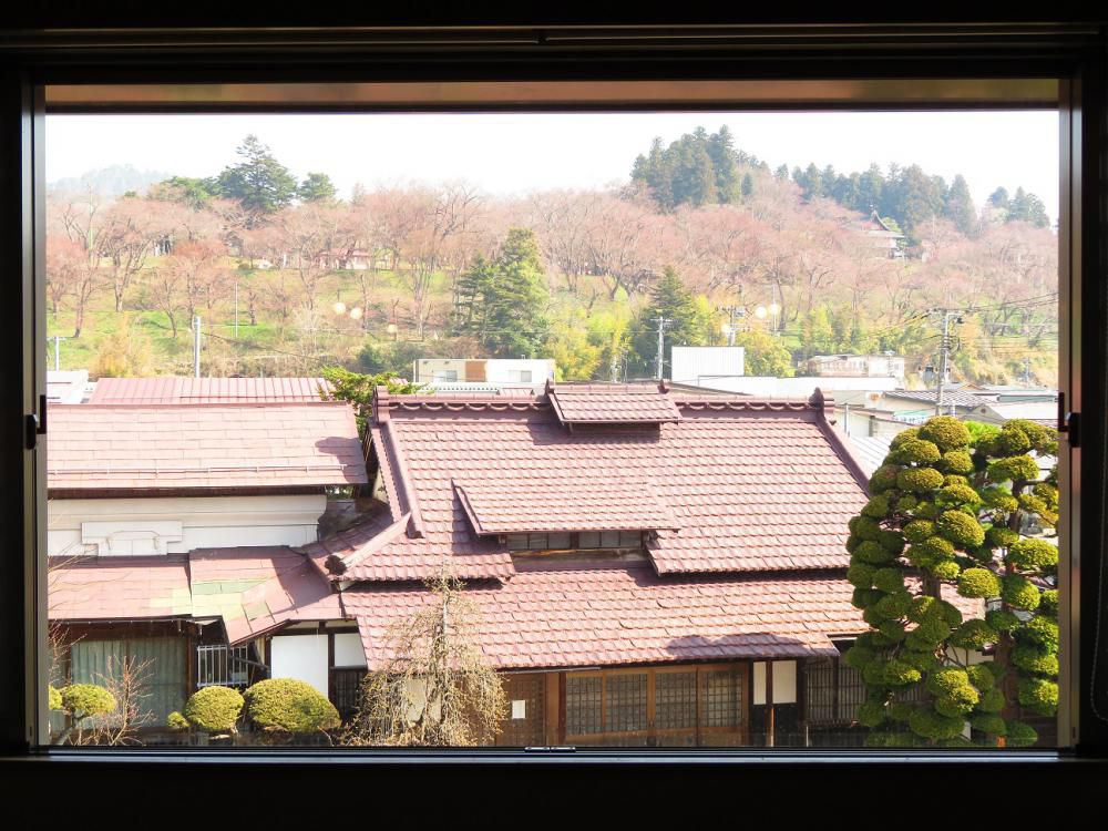 ４月１２日朝９時、烏帽子山の桜の様子です