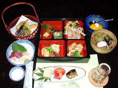 そば処の宴会って？…　丸万の箱膳