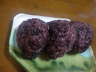 ★石屋のおっか★萩生焼とでんでんさんの黒米おにぎり